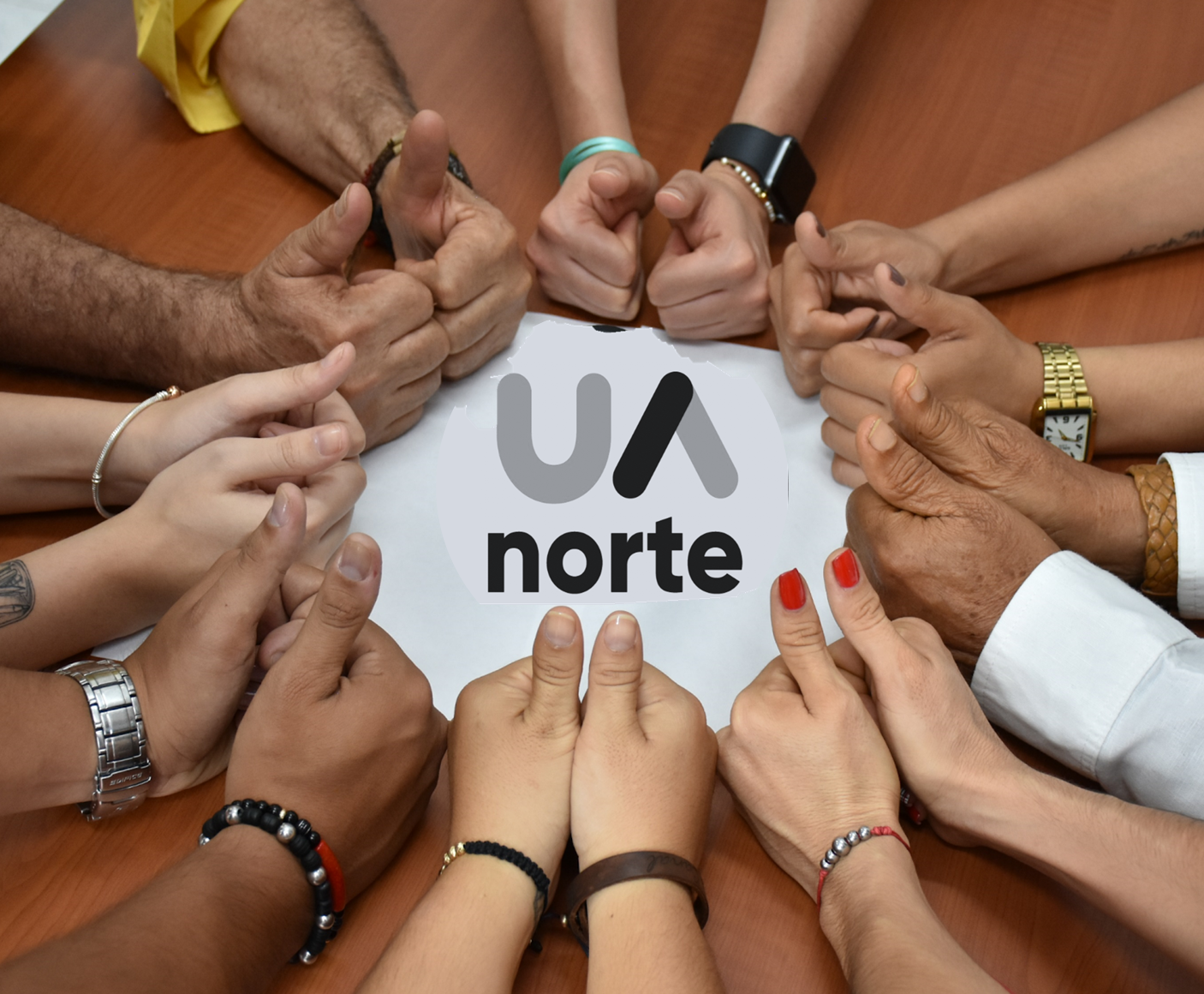 Manos de la comunidad UAnorte con el pulgar arriba alrededor del logo institucional